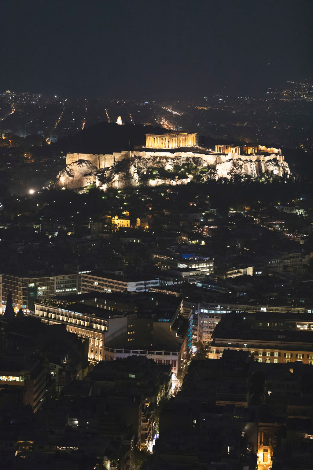 Vue sur l'acropole d'Athènes de nuit