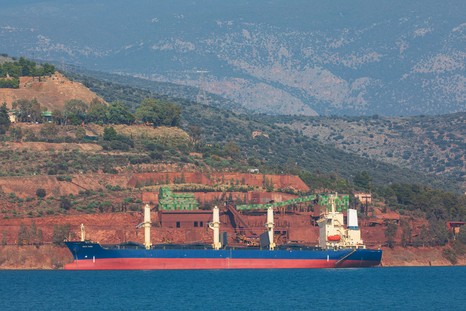 Un cargo charge à la carrière de bauxite près d'Itea