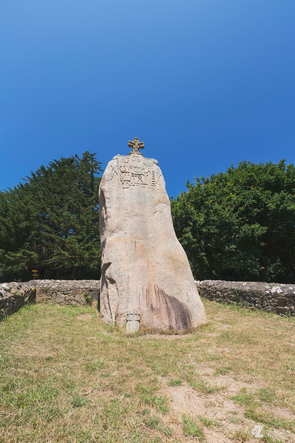 Le menhir christianisé de Saint-Uzec