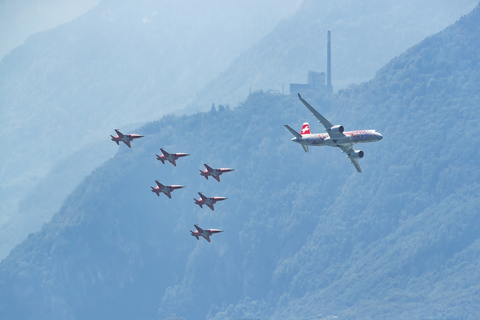 L'avion SWISS aux couleurs de la Fête et la patrouille Suisse