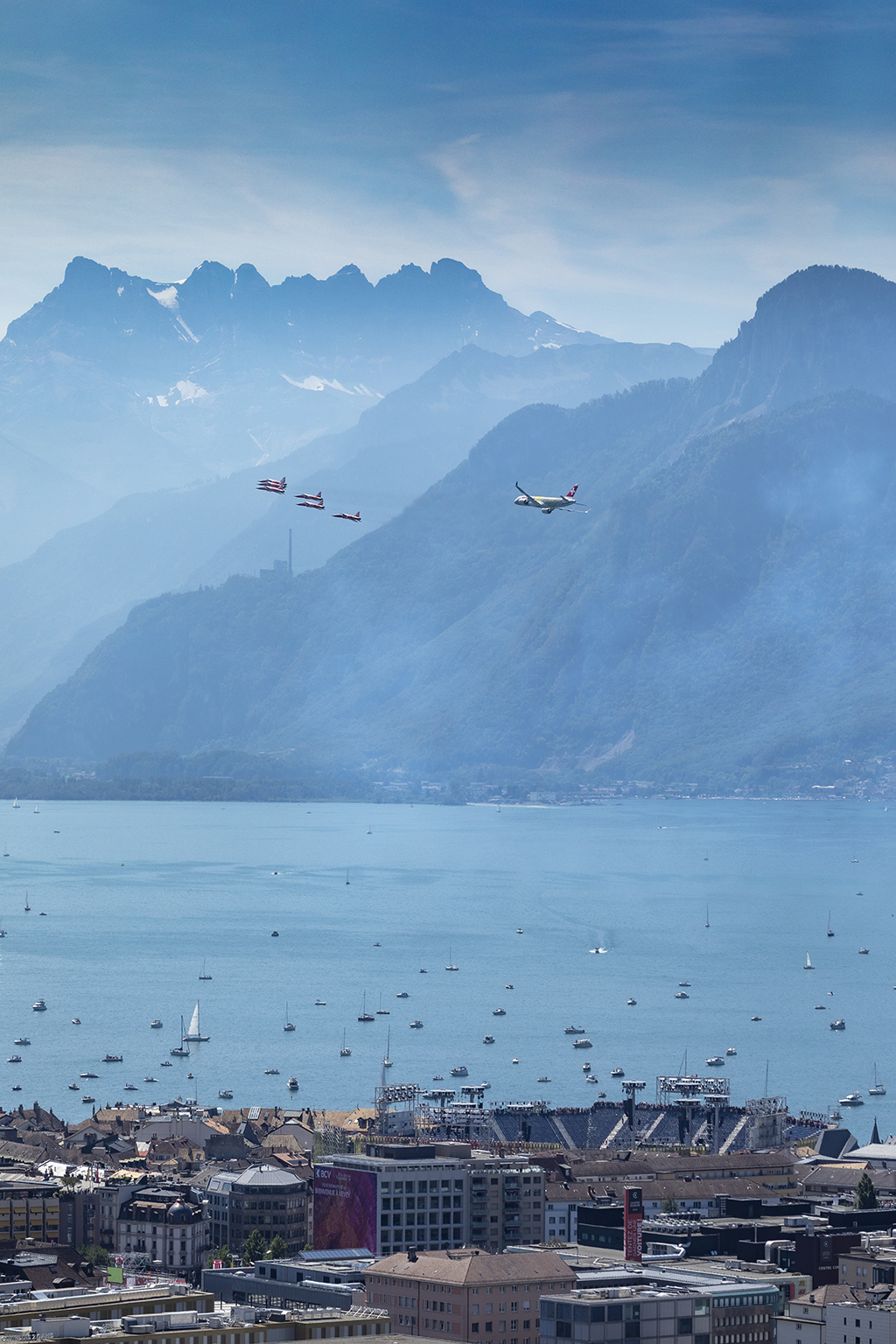 La patrouille Suisse et le Bombardier CS300 de SWISS